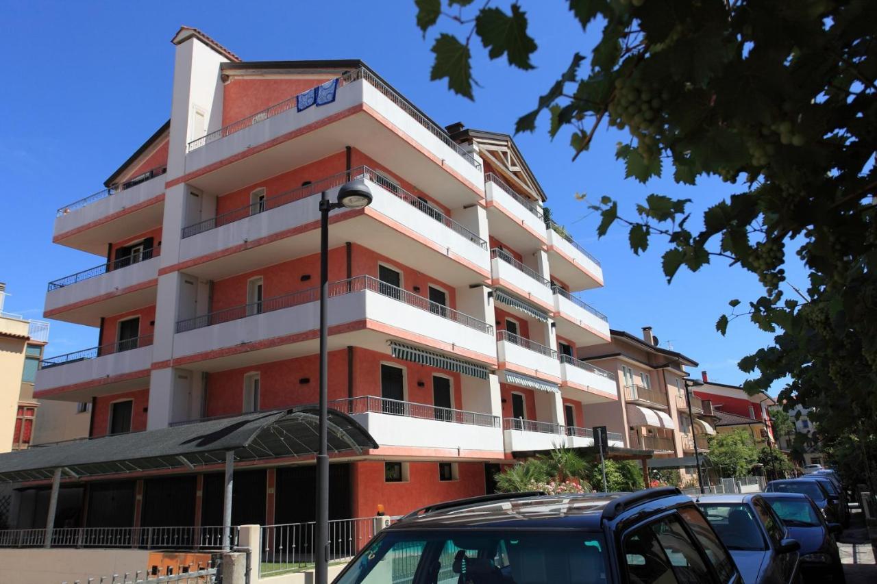 Maestrale Canova Apartments Caorle Buitenkant foto